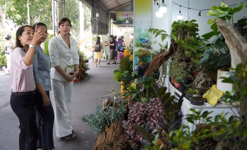 Khách tham quan gian hàng. (Ảnh: HÀ PHẠM)