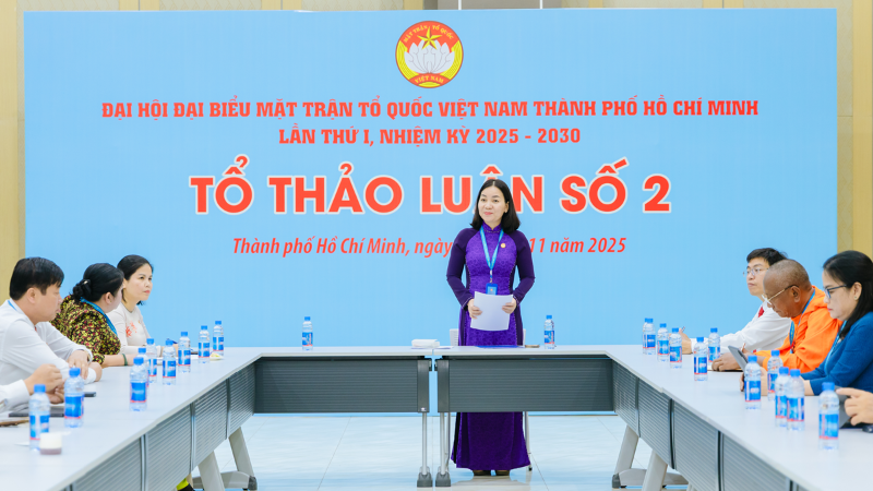 Các đại biểu tổ 2 thảo luận tại tổ dưới sự chủ trì của đồng chí Trương Thị Bích Hạnh, Phó Trưởng ban Thường trực Ủy ban Mặt trận Tổ quốc Việt Nam thành phố.