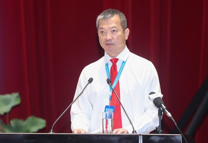 Tiến sĩ Mai Hữu Tín trình bày tham luận tại Đại hội Đại biểu Mặt trận Tổ quốc Việt Nam Thành phố Hồ Chí Minh. 