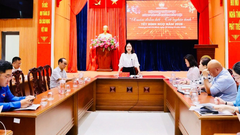 Phó Chủ tịch Thường trực Ủy ban Mặt trận Tổ quốc Việt Nam thành phố Trương Thị Bích Hạnh thông tin về chương trình chăm lo Tết trên địa bàn thành phố và chương trình Ngày hội "Xuân đoàn kết-Tết nghĩa tình".