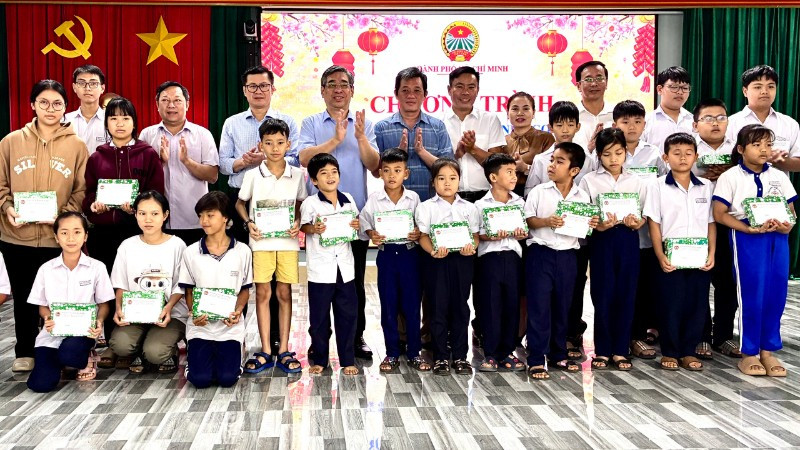 Con em hội viên nông dân có hoàn cảnh khó khăn tại xã Xuyên Mộc nhận quà Tết.