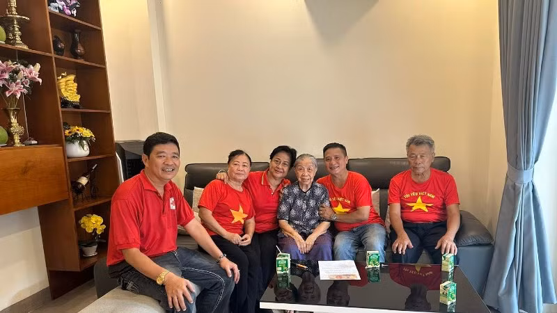 Chiều 1/9, lãnh đạo Ủy ban nhân dân phường Tân Sơn Nhất đã cùng tổ công tác khu phố 25 đến thăm và trao quà Tết Độc lập 2/9 cho Mẹ Việt Nam Anh hùng Dương Kim Lan.