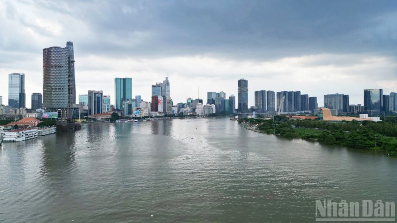 Khu vực được quy hoạch mở rộng Không gian văn hóa Hồ Chí Minh nằm tại vị trí đắc địa ven sông Sài Gòn, tiếp giáp tuyến đường Nguyễn Tất Thành - cửa ngõ kết nối trung tâm với khu nam Thành phố Hồ Chí Minh. (Ảnh: THẾ ANH) 