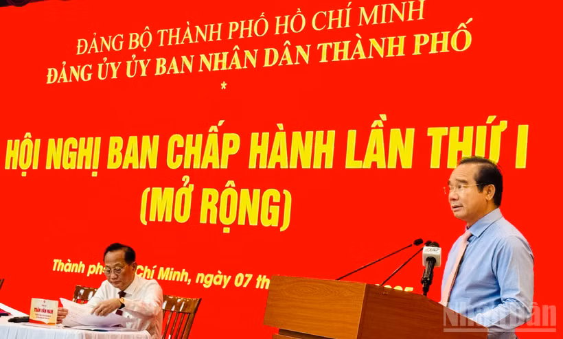 Đồng chí Nguyễn Văn Được, Ủy viên Trung ương Đảng, Bí thư Đảng ủy, Chủ tịch Ủy ban nhân dân thành phố phát biểu tại hội nghị.