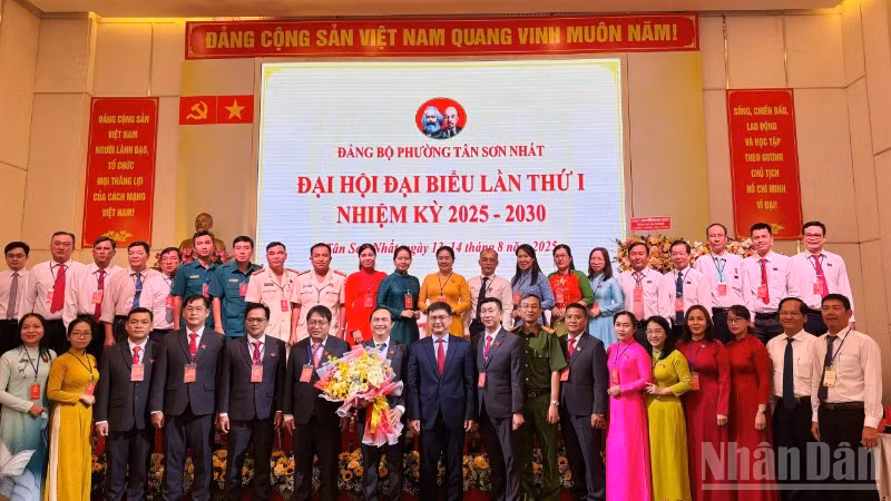 Ra mắt Ban Chấp hành Đảng bộ phường Tân Sơn Nhất. 