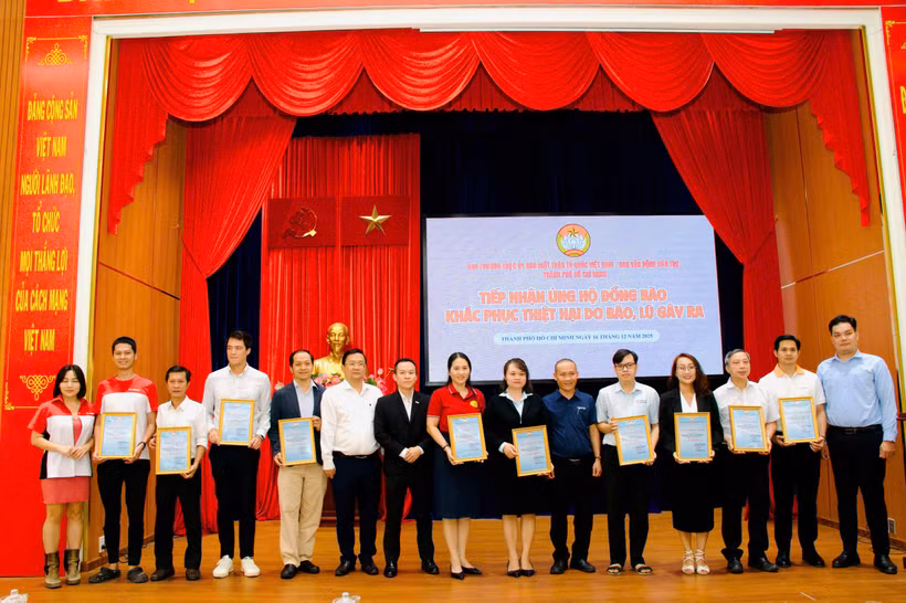 Các đơn vị, doanh nghiệp trên địa bàn thành phố ủng hộ cho đồng bào chịu thiệt hại bởi bão, lũ.