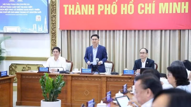 Ông Nguyễn Mạnh Cường, Ủy viên dự khuyết Trung ương Đảng, Phó Chủ tịch Ủy ban nhân dân Thành phố phát biểu tại hội thảo. (Ảnh: LÊ THOA)