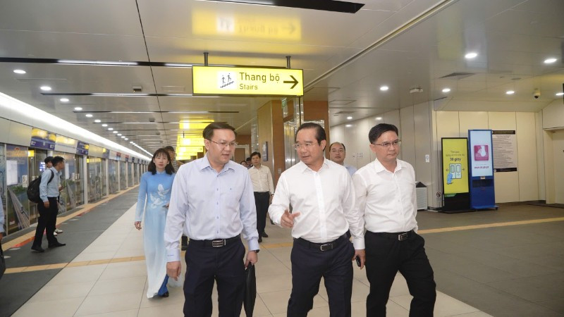 Lãnh đạo Thành phố chọn phương tiện tàu Metro để đi đến Trung tâm Phục vụ hành chính công Thành phố. (Ảnh: Thế Anh) 