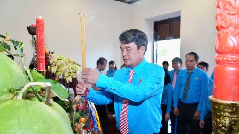 Cán bộ Công đoàn, công nhân viên chức, người lao động Thành phố Hồ Chí Minh dâng hương tưởng nhớ Chủ tịch Hồ Chí Minh. 