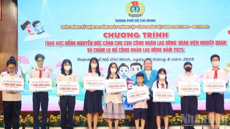 Bà Lê Thị Kim Thúy, Phó Chủ tịch Liên đoàn Lao động Thành phố Hồ Chí Minh trao học bổng Nguyễn Đức Cảnh cho các em học sinh, sinh viên.