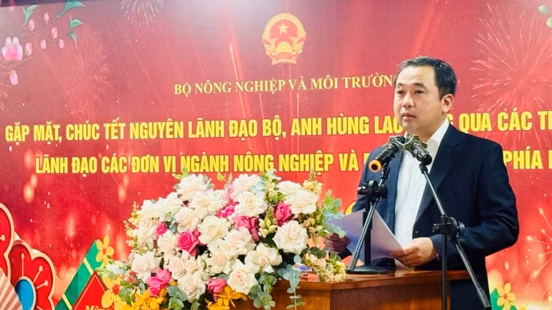 Bộ trưởng Nông nghiệp và Môi trường Trần Đức Thắng chia sẻ thông tin về hoạt động của ngành với các đại biểu tham dự buổi gặp mặt. (Ảnh: VƯƠNG LÊ)