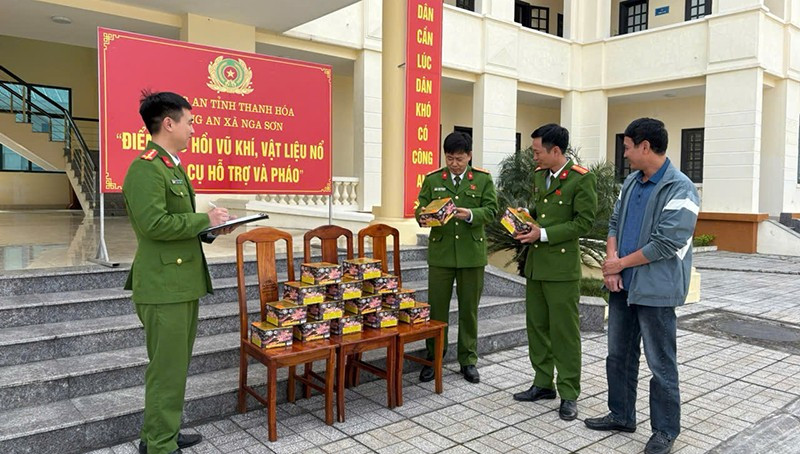 Công an kiểm tra, kê biên số lượng pháo hoa nổ công dân tự giác giao nộp.