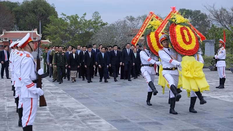 Các đại biểu dâng hoa, tưởng niệm liệt sĩ tại nghĩa trang liệt sĩ Hàm Rồng, tỉnh Thanh Hóa.