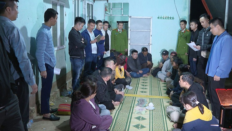 Công an bắt quả tang các đối tượng đang đánh bạc.