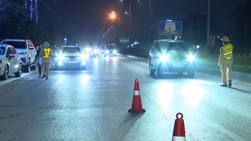 Cảnh sát giao thông kiểm tra phương tiện cơ giới tham gia giao thông.