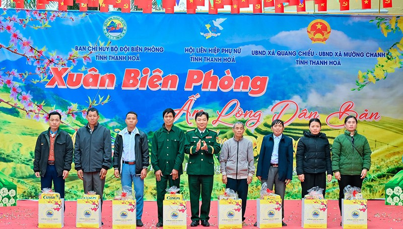 Bộ đội Biên phòng Thanh Hóa trao tặng quà tới các gia đình, cá nhân vùng biên.