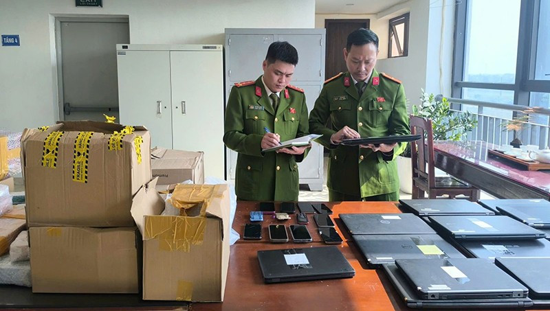 Công an kê biên tang vật vụ án.