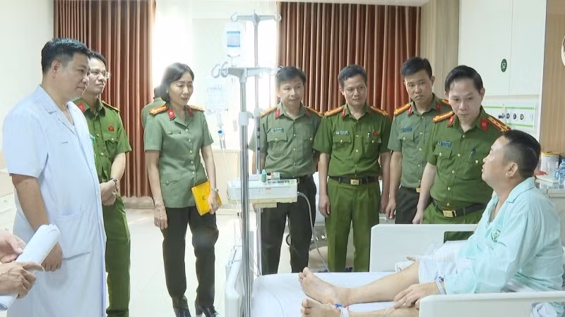 Lãnh đạo Công an tỉnh Thanh Hóa thăm, động viên đồng đội đang điều trị vết thương.