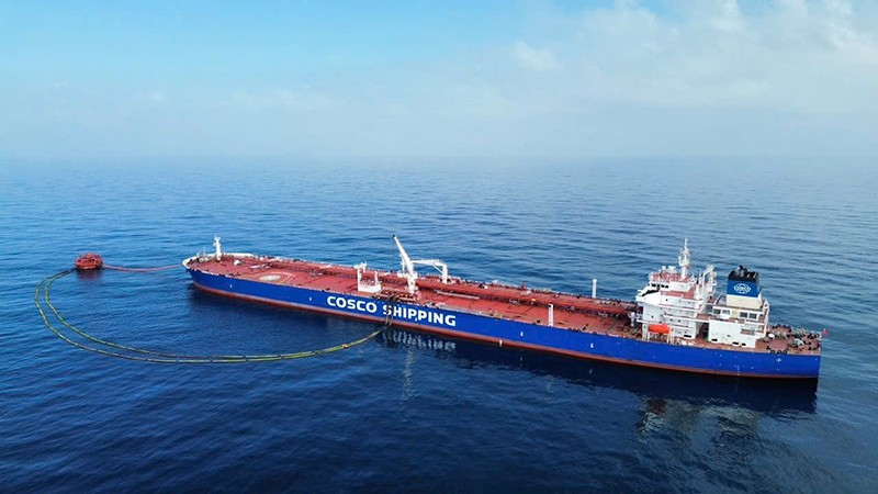 Tàu vận chuyển dầu thô neo đậu, cung cấp nguyên liệu cho Nhà máy Lọc hóa dầu Nghi Sơn.