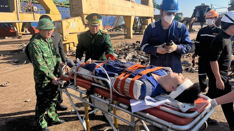 Bộ đội Biên phòng cùng lực lượng chức năng cứu hộ nạn nhân