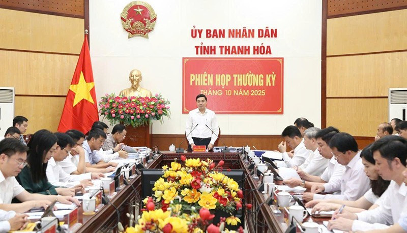 Quang cảnh phiên họp thường kỳ Ủy ban nhân dân tỉnh Thanh Hóa tháng 10.