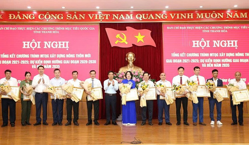 Lãnh đạo tỉnh Thanh Hóa trao tặng Bằng khen cho các tập thể có thành tích xuất sắc.