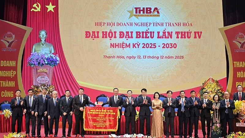 Tỉnh Thanh Hóa trao tặng Hiệp hội doanh nghiệp tỉnh bức trướng cùng kỳ vọng lớn.