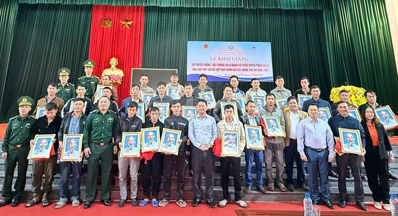 Lực lượng chức năng tỉnh Thanh Hóa tặng ảnh Bác Hồ cho các chủ phương tiện nghề cá.