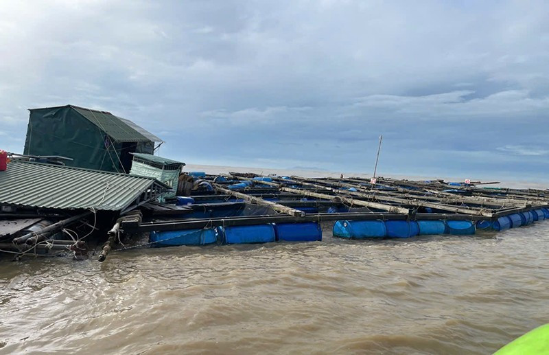 Bè nuôi thủy sản trôi ra Lạch Ghép.