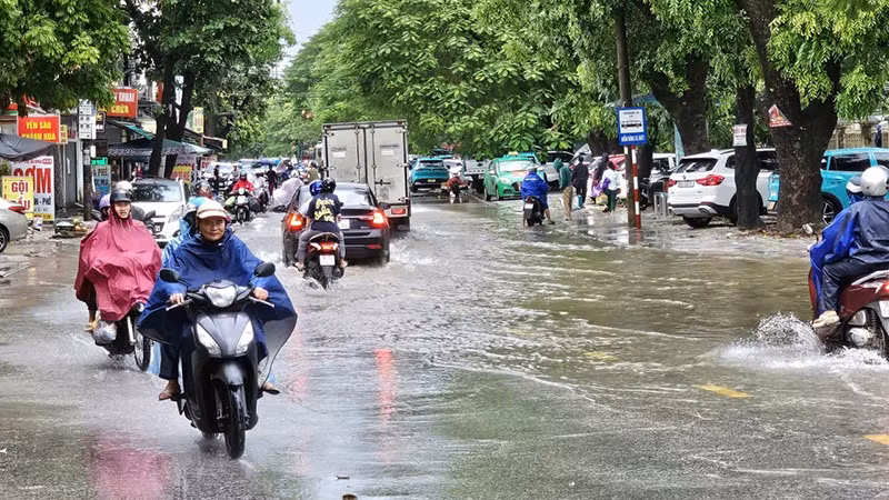Mưa to sáng 7/10 gây ngập cục bộ đường đô thị ở Thanh Hóa.