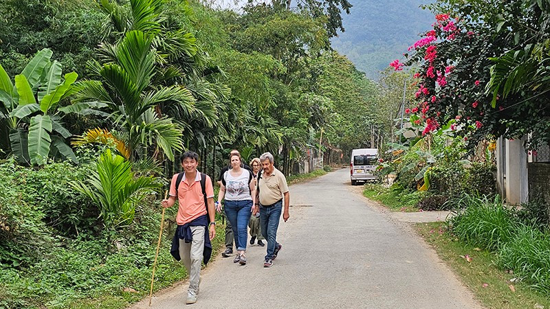 Người nước ngoài đi bộ, trải nghiệm hệ sinh thái ở xã Pù Luông, tỉnh Thanh Hóa.