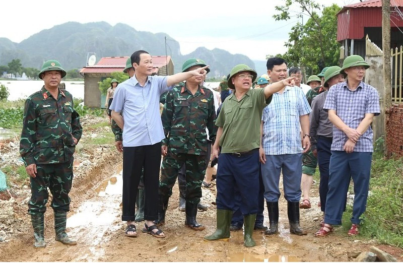 Chủ tịch tỉnh Thanh Hóa kiểm tra, chỉ đạo hộ đê xung yếu.
