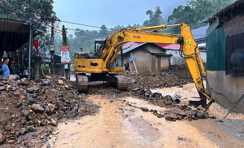 Phương tiện cơ giới xử lý điểm sạt lở, ngập nước ở xã biên giới Tam Thanh.