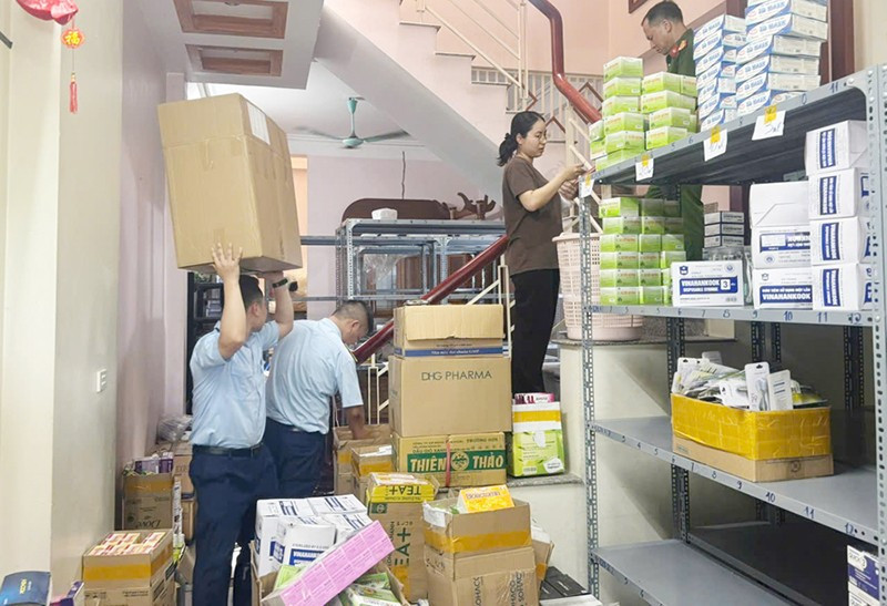 Cơ quan chức năng kiểm tra phát hiện, thu giữ sản phẩm có dấu hiệu hàng giả.