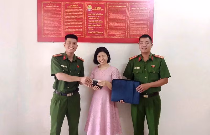 Công an xã Hoằng Hóa giao trả tài sản cho chủ sở hữu đánh rơi.
