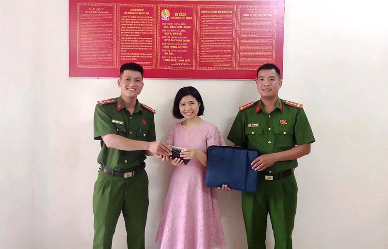 Công an xã Hoằng Hóa giao trả tài sản cho chủ sở hữu đánh rơi.