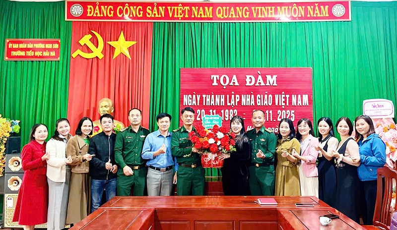Bộ đội Biên phòng Thanh Hóa với giáo viên vùng biển đảo.