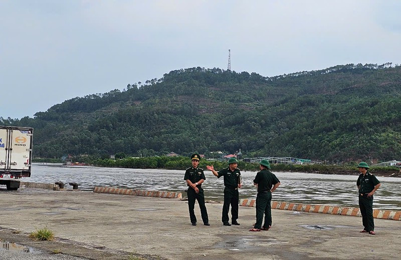Bộ đội Biên phòng trao đổi về công tác phòng, chống bão số 3 ở Cảng cá Hòa Lộc, tỉnh Thanh Hóa.
