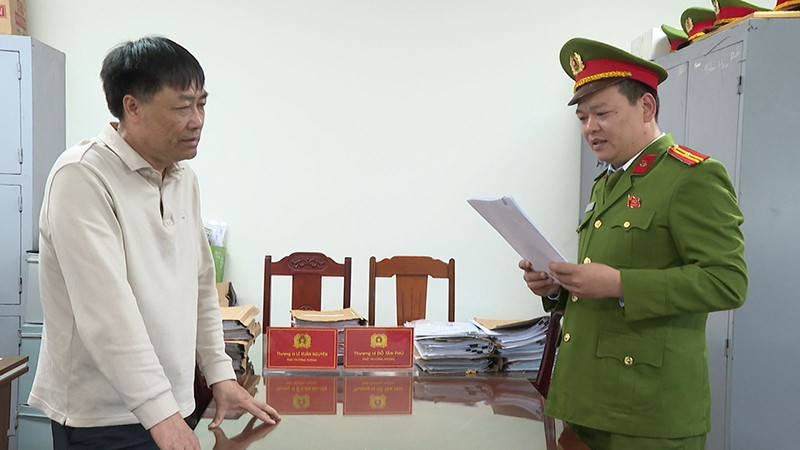 Đại diện cơ quan Công an thi hành quyết định khởi tố bị can Nguyễn Xuân Biên.