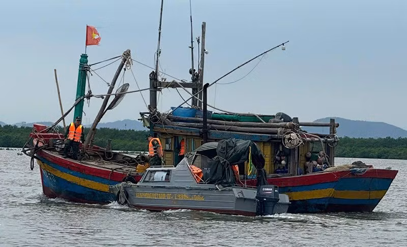 Bộ đội Biên phòng Thanh Hóa đôn đốc, hướng dẫn phương tiện nghề cá di chuyển vào nơi neo đậu, tránh bão.