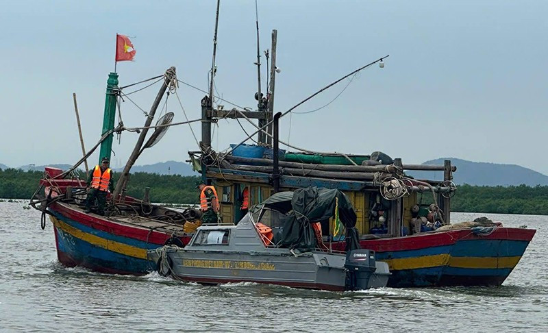 Bộ đội Biên phòng Thanh Hóa đôn đốc, hướng dẫn phương tiện nghề cá di chuyển vào nơi neo đậu, tránh bão.