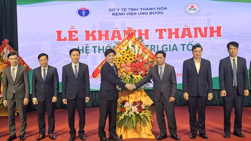 Lãnh đạo tỉnh Thanh Hóa tặng lẵng hoa, chúc mừng ngành y tế Thanh Hóa nhân Ngày thầy thuốc Việt Nam.