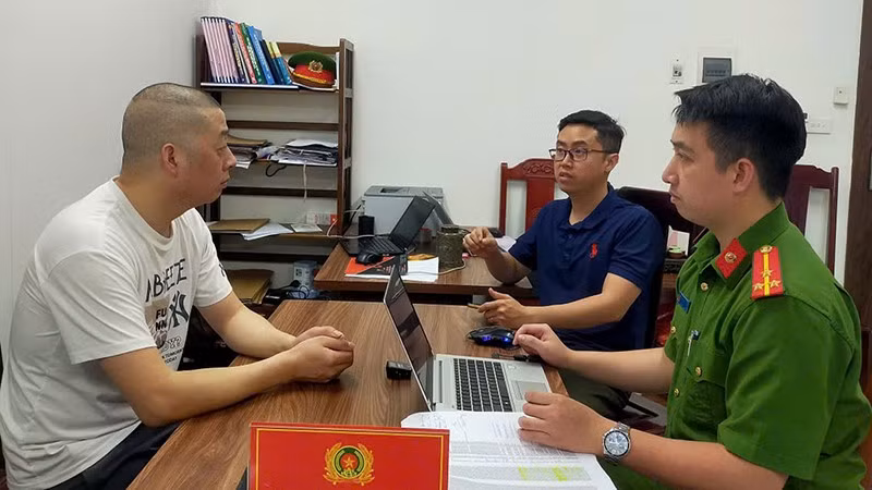 Công an xét hỏi đối tượng cầm đầu.
