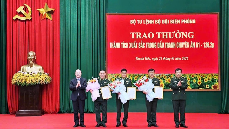 Lãnh đạo Bộ Tư lệnh Biên phòng trao thưởng cho các tập thể lập công.