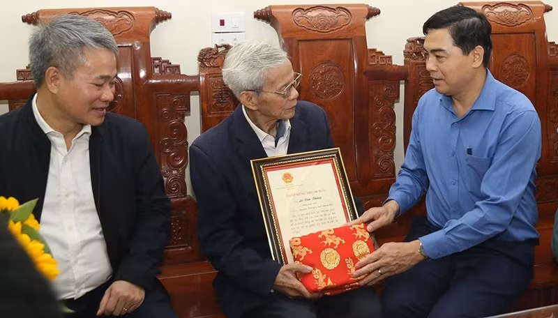 Lãnh đạo tỉnh Thanh Hóa trao quà của Chủ tịch nước tới tay người cao tuổi ở phường Tĩnh Gia.