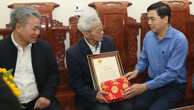 Lãnh đạo tỉnh Thanh Hóa trao quà của Chủ tịch nước tới tay người cao tuổi ở phường Tĩnh Gia.