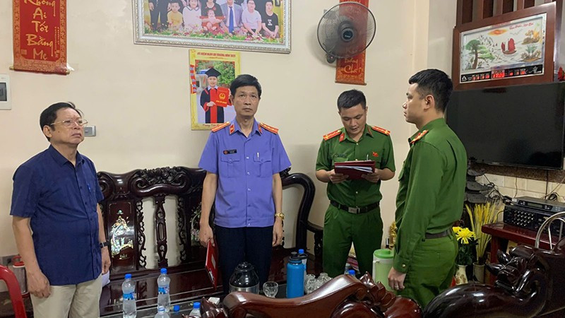 Các cơ quan chức năng ở Thanh Hóa thi hành quyết định khởi tố bị can.