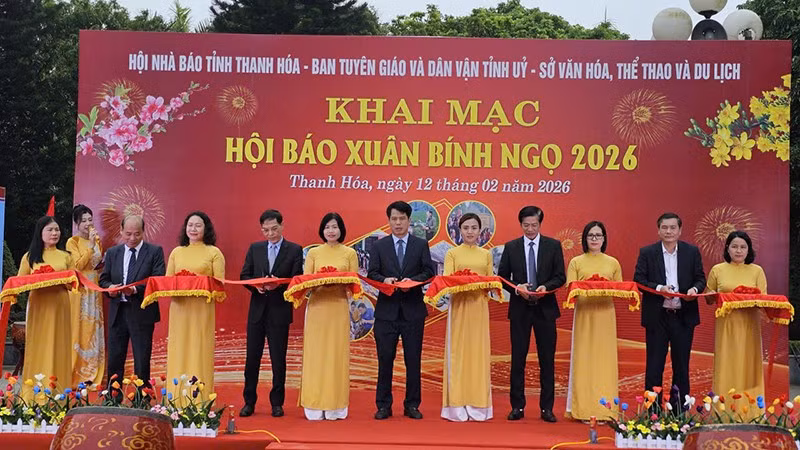 Các đại biểu cắt băng khai mạc Hội báo Xuân 2026.