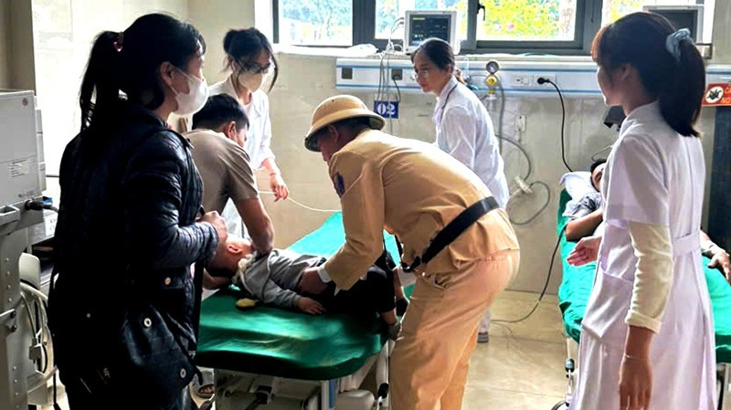 Cảnh sát giao thông thông hỗ trợ, đưa trẻ bị sốt cao đến cơ sở y tế cấp cứu.