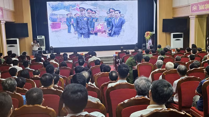 Các đại biểu xem phim phóng sự tài liệu.